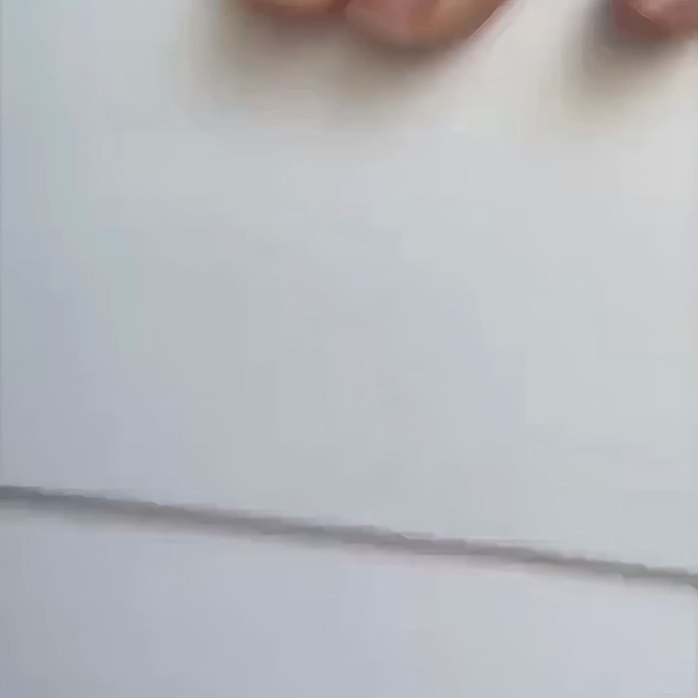 מכשיר טיפוח עיניים בטכנולוגיית מיקרו־זרם ו־LED אדום